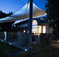 Terrasse Landhaus bei Nacht mit stimmungsvoller Beleuchtung